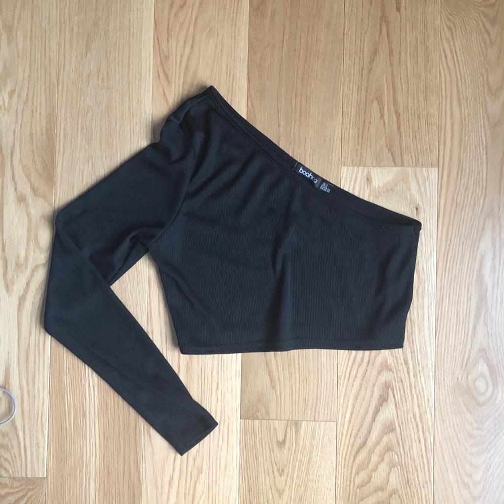 Boohoo one sleeve crop top